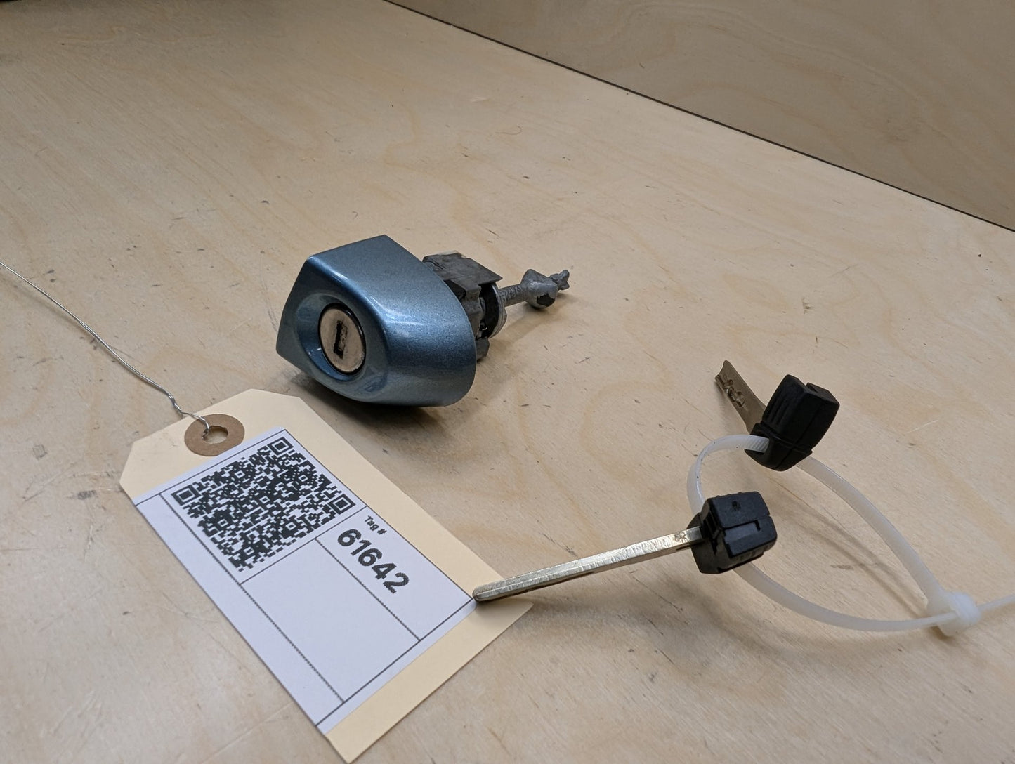 2007-2013 BMW 335i E93 Front Left Driver Key Lock Mechanism w/ Key 7187853