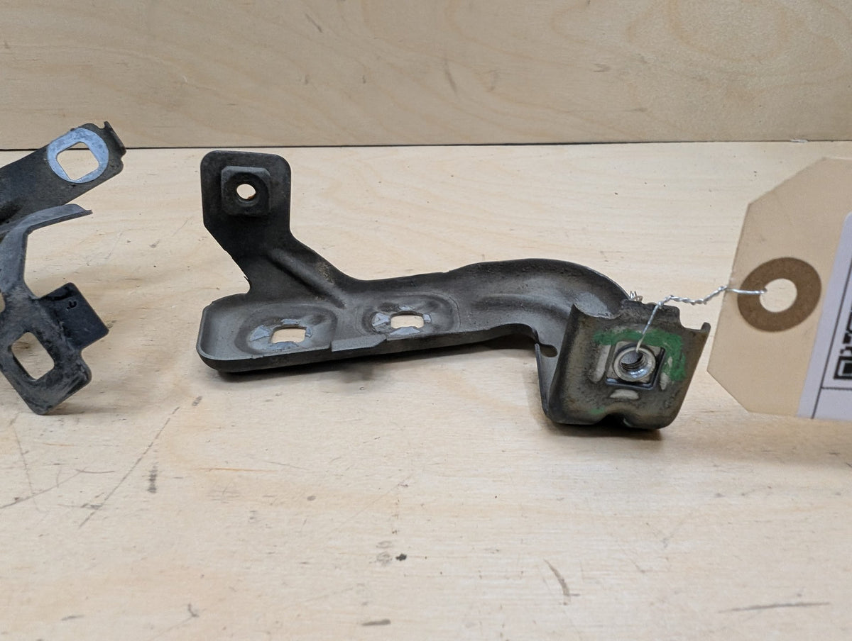 15-20 OEM BMW F80 F82 F83 M3 M4 Left Driver Fender Bracket Mount Carrier SET