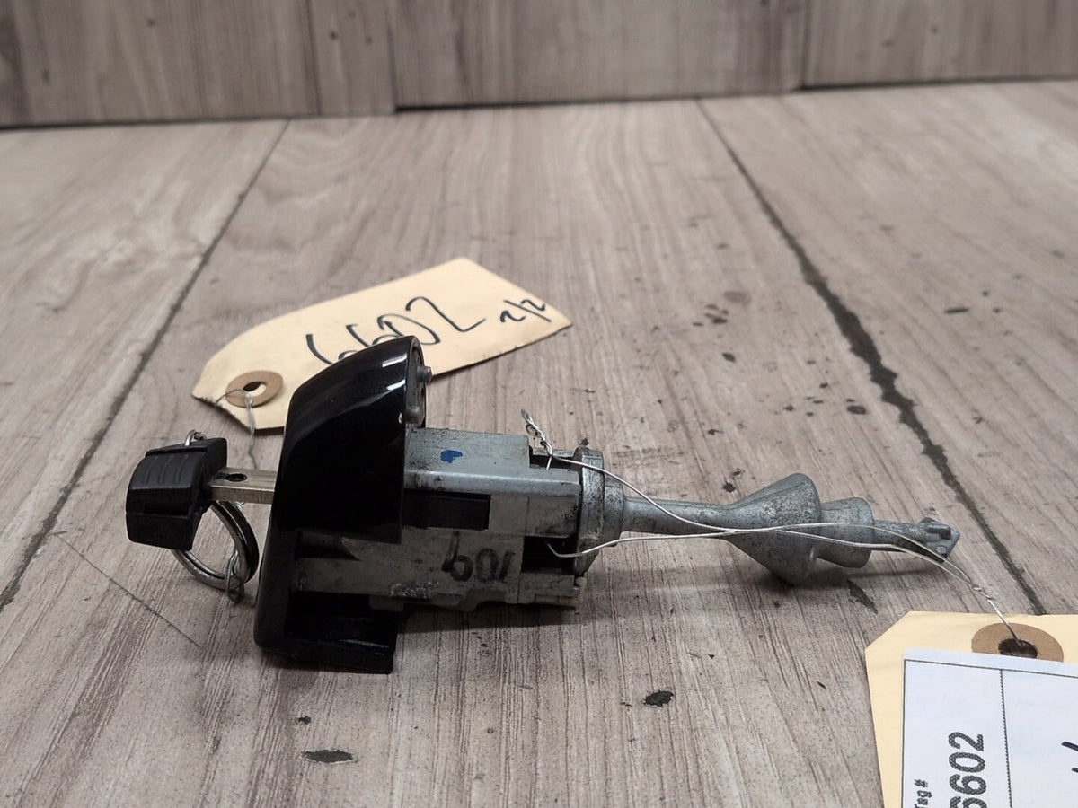 2007-2013 BMW X5 E70 Front Left Driver Key Lock Mechanism w/ Key 7187881