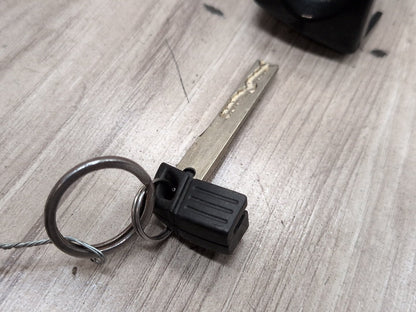 2007-2013 BMW X5 E70 Front Left Driver Key Lock Mechanism w/ Key 7187881