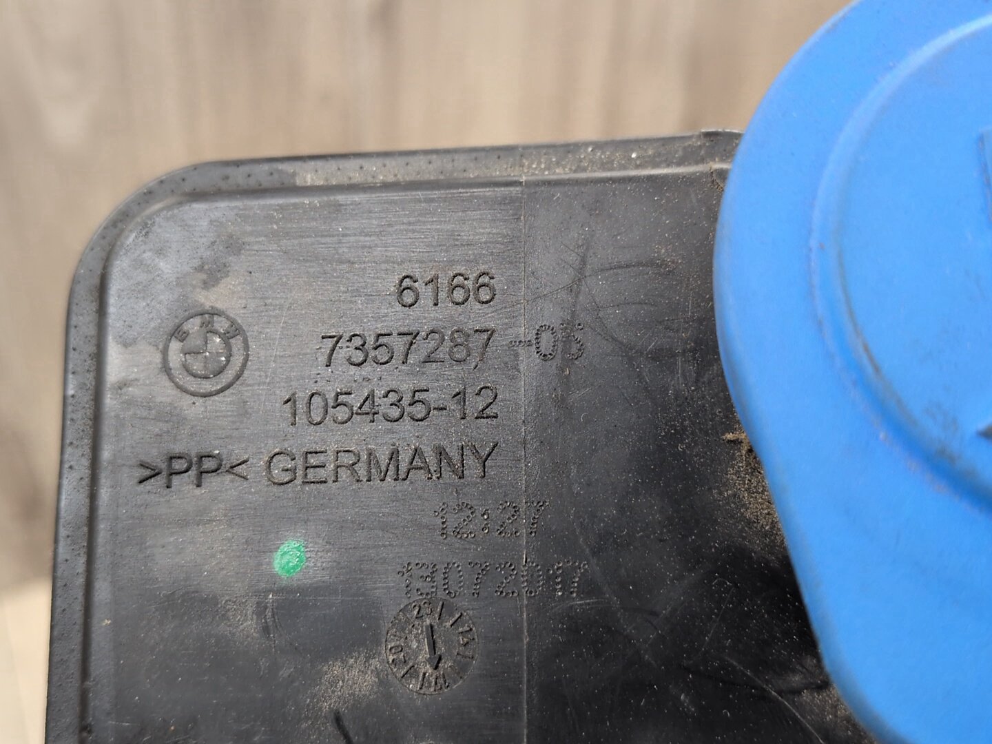 OEM BMW G12 G30 540 M550 750 M760 Windshield Wiper Washer Reservoir Tank Pump