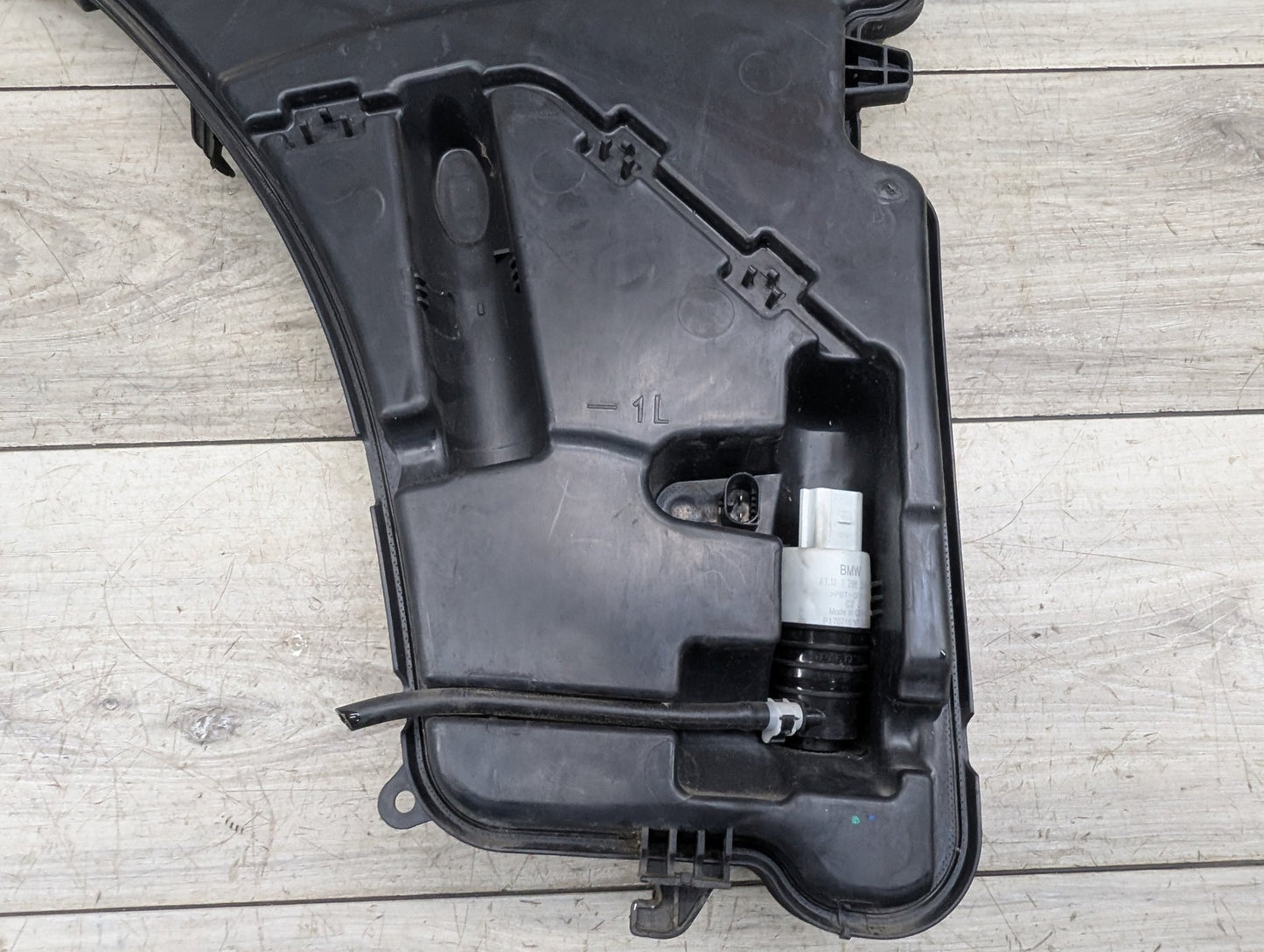 OEM BMW G12 G30 540 M550 750 M760 Windshield Wiper Washer Reservoir Tank Pump