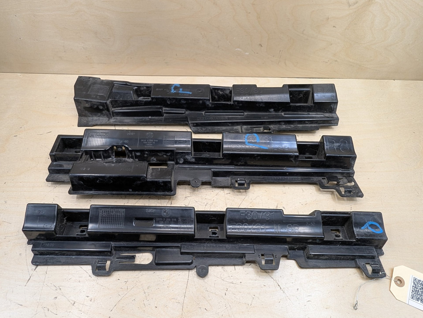 2012-2018 BMW 320i F30 Right Passenger Side Skirt Rocker Panel Brackets SET 7256920