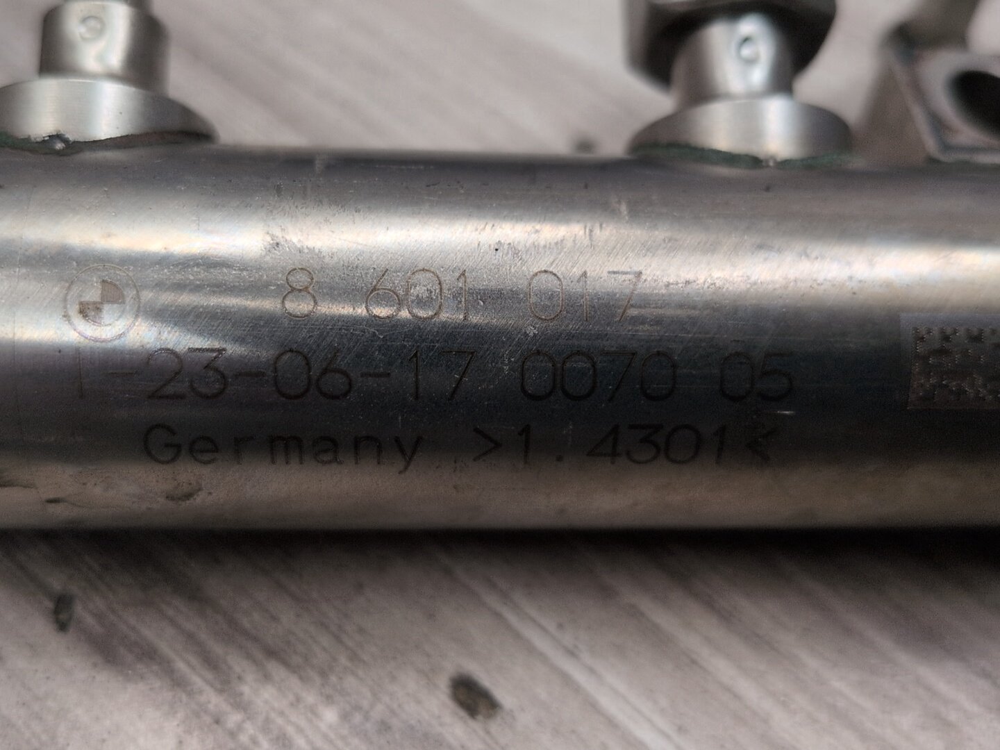 PRE-LCI OEM BMW G12 750 G30 M550 Engine N63R Right Fuel Injector Rail Lines 5-8