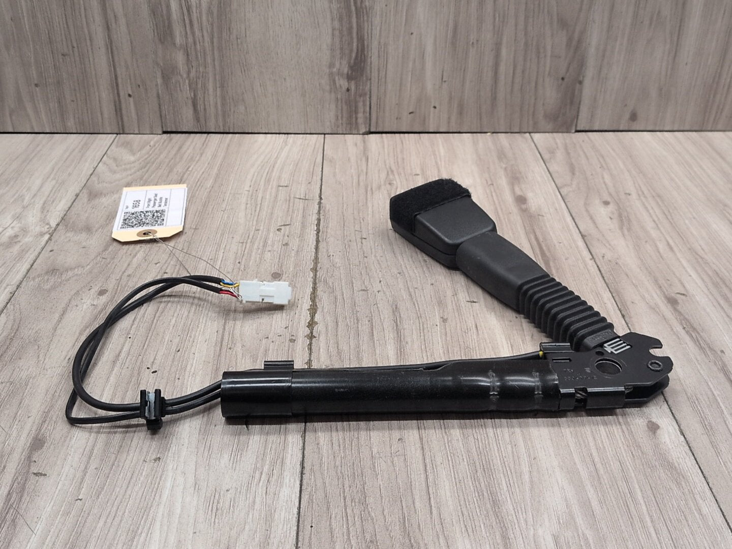 OEM BMW F30 F32 F36 F80 F82 F87 Front Right Passenger Seat Belt Buckle Tensioner