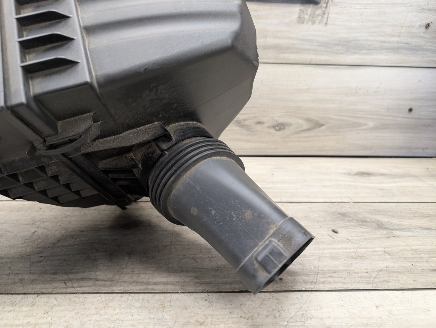 2011 - 2016 BMW 528i F10 Engine Air Filter Box Assembly 7590592 N20B20O0