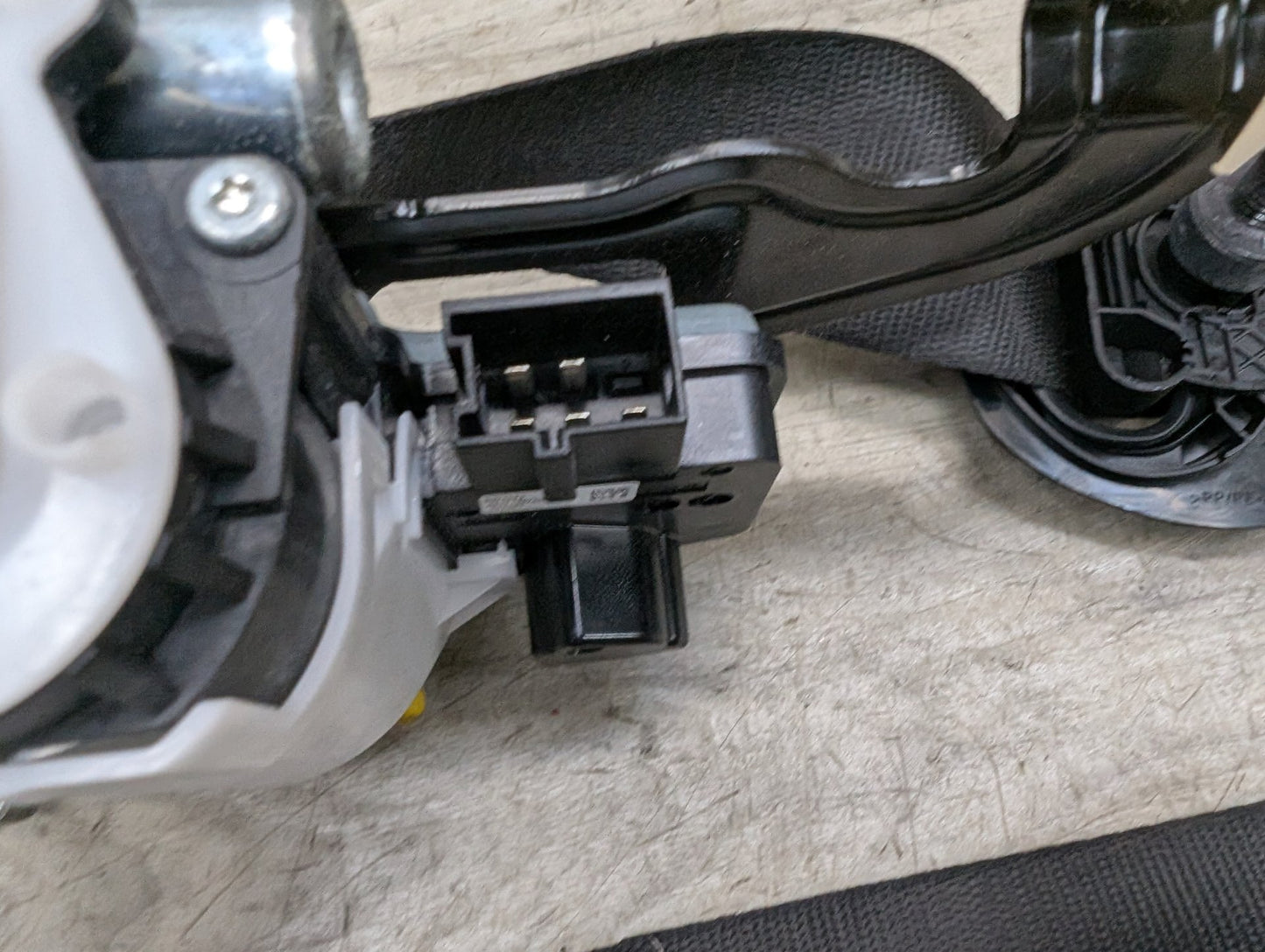 OEM BMW F90 G30 530 540 M550 M5 Front Right Passenger Seat Belt Retractor Black