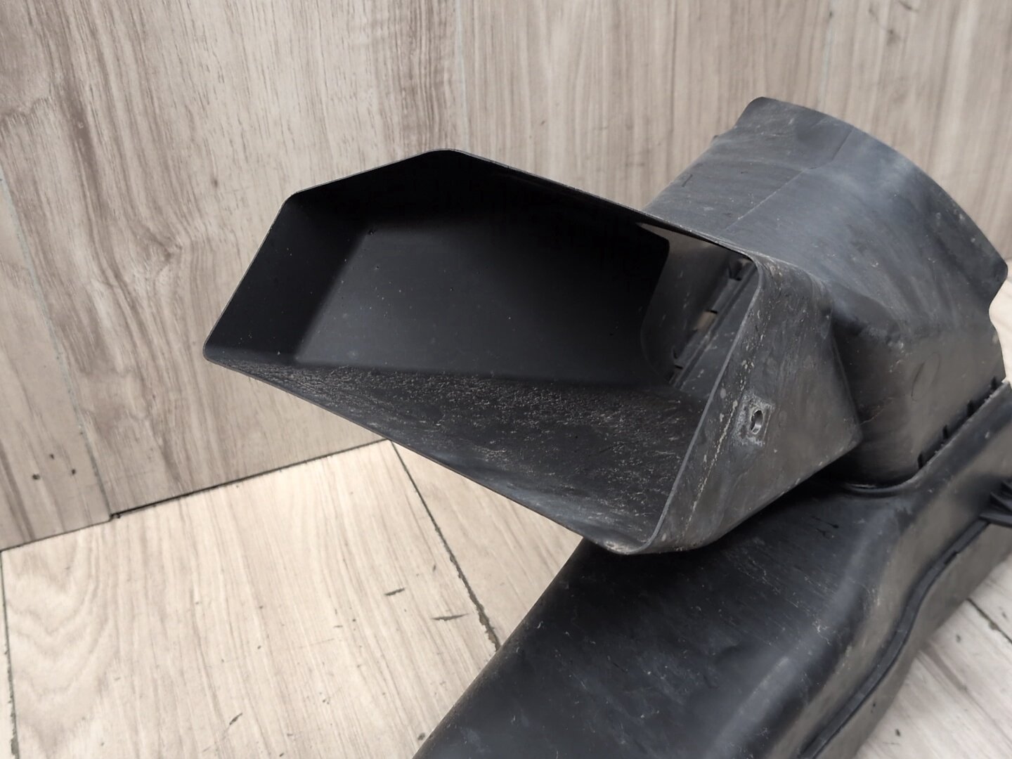 2015-2018 BMW X5 F85 Right Passenger Brake Air Duct 8056318