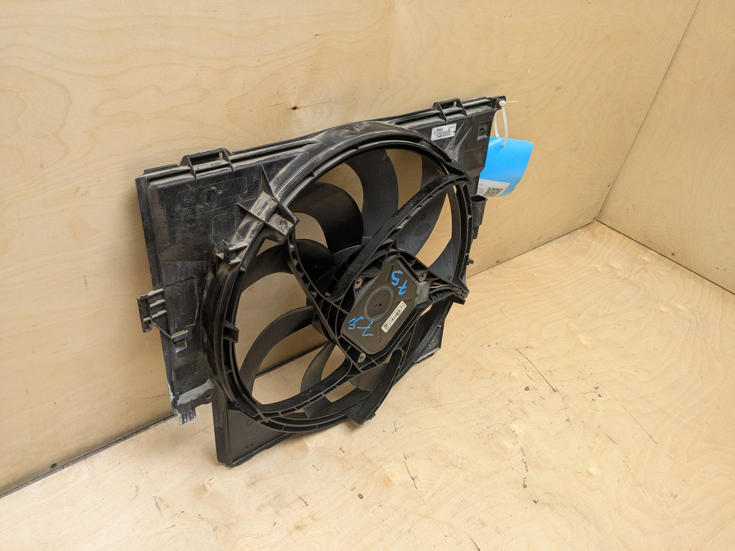 2012-2018 BMW 320i F30 Radiator Fan Shroud Housing w/ Motor 8641963