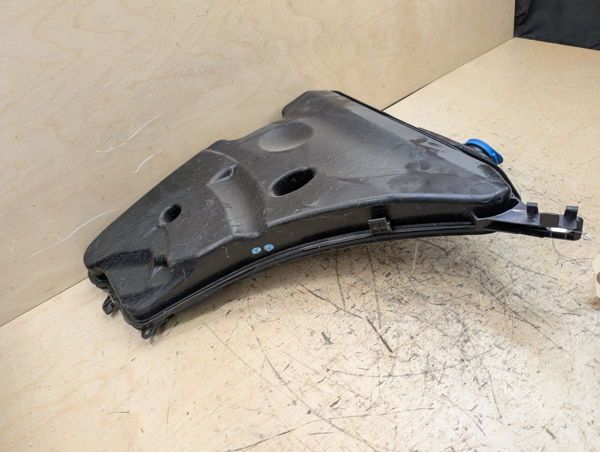 OEM BMW G12 G30 540 M550 750 M760 Windshield Wiper Washer Reservoir Tank Pump