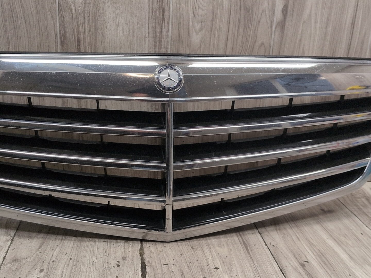 2009-2012 Mercedes-Benz E550 W212 Front Middle Center Bumper Cover Grille A2128800583 OEM