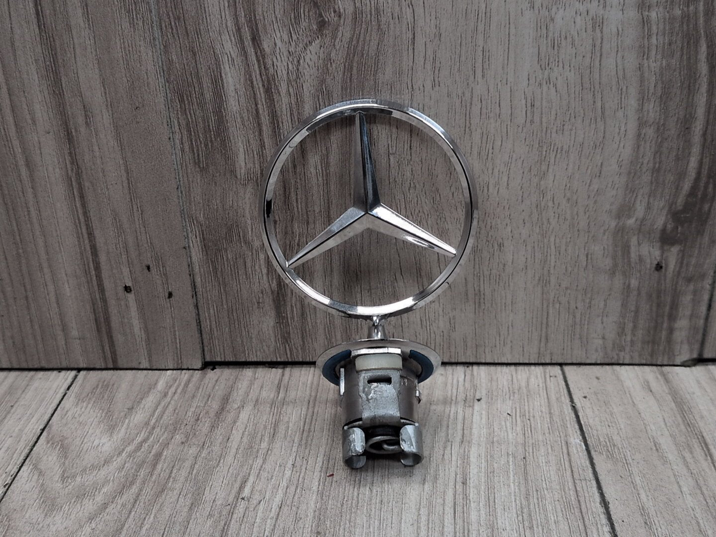 2009-2012 Mercedes-Benz E550 W212 Hood Star Emblem Badge Symbol Logo A2218800086