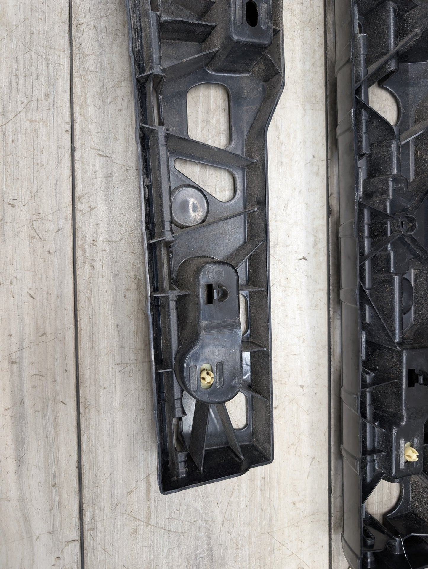 2016-2022 BMW 750Li G12 Right Passenger Side Skirt Rocker Panel Brackets SET 7387348