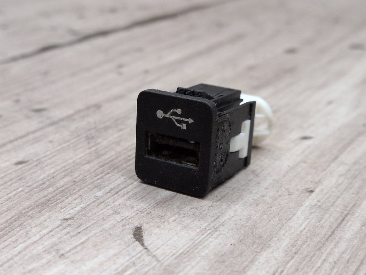 2016-2019 BMW 740Li G12 AUX/ USB Charger Port Socket 9229294 OEM