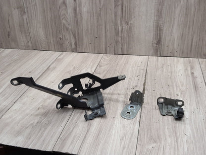 2012-2018 BMW M6 F06 Front Right Passenger Fender Brackets SET 7230584
