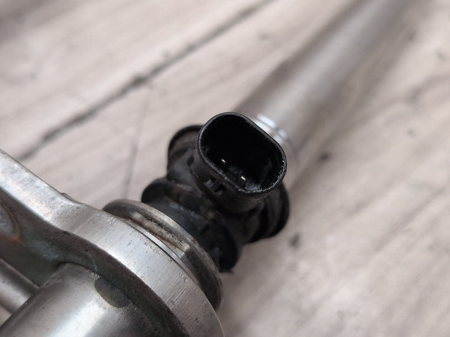 09-12 Mercedes-Benz W212 E550 M278 Engine Right Motor Fuel Injector Rail Line