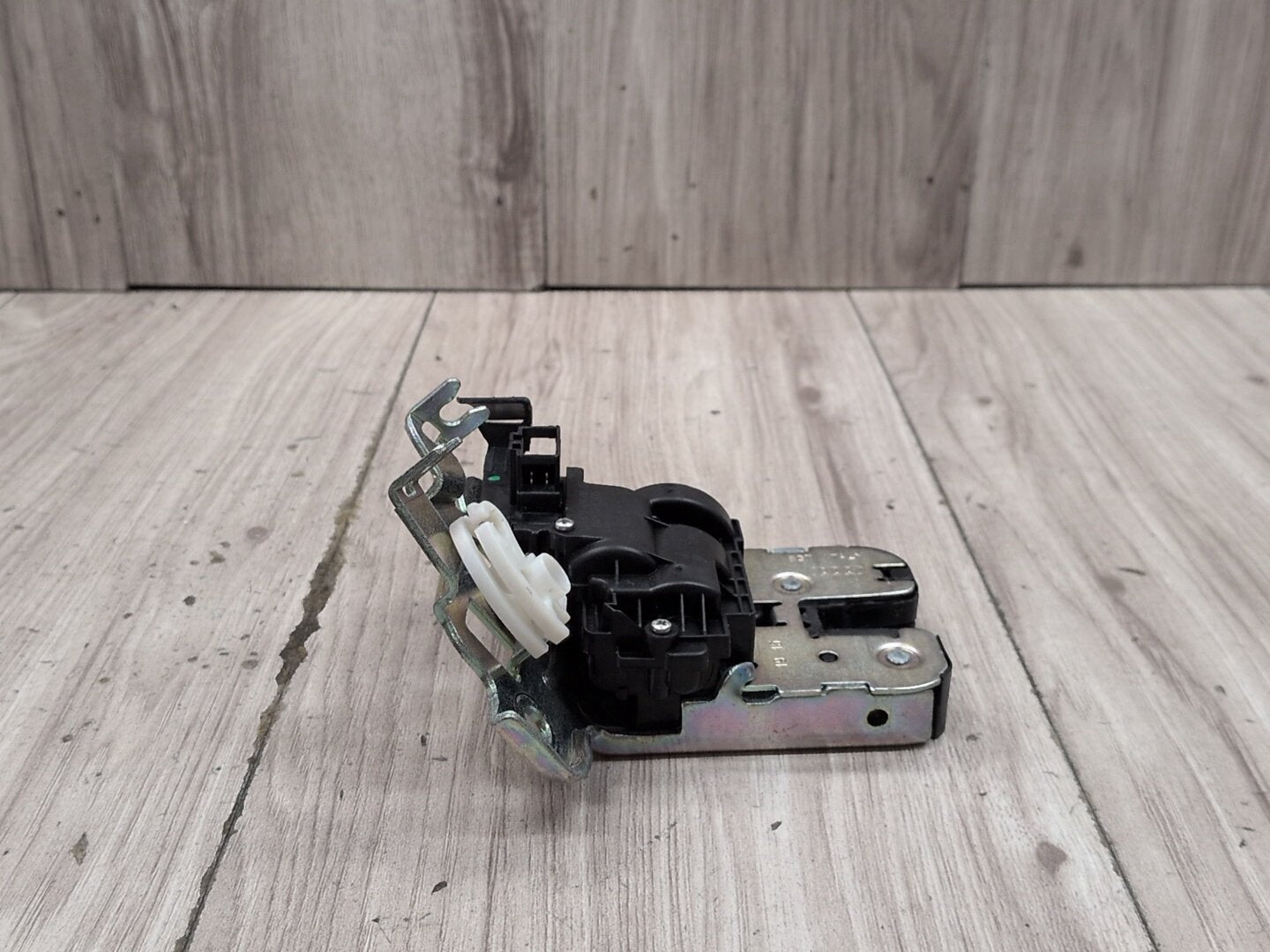 2015-2018 Audi Q3 8U Liftgate Trunk Lid Liftgate Lock Latch Actuator 8R0827505