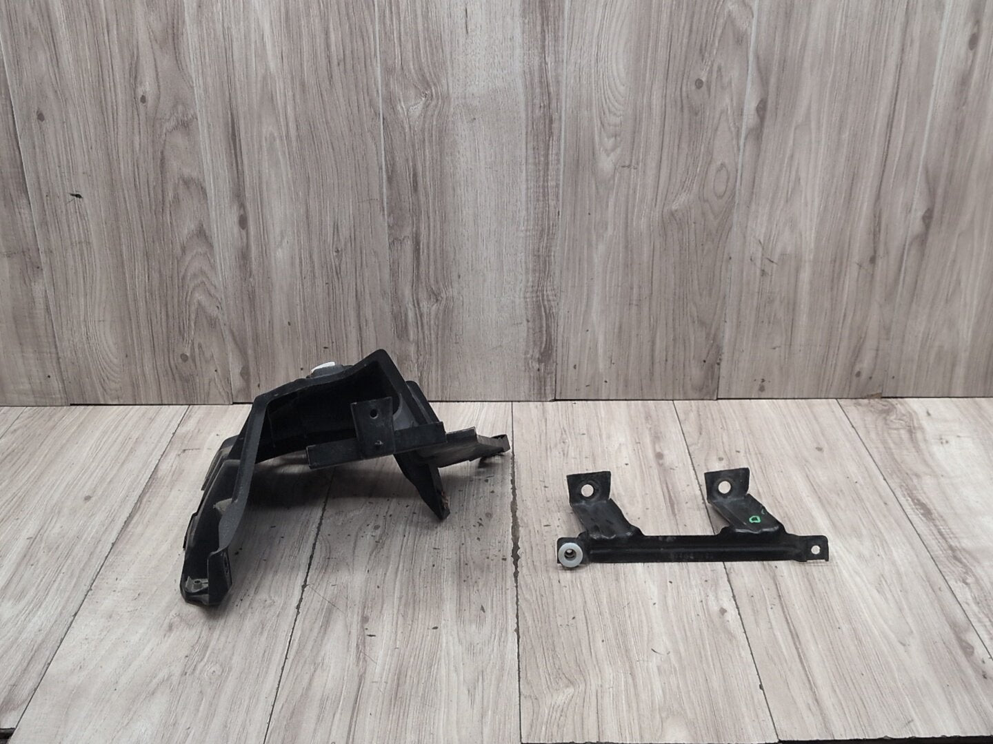 OEM BMW F15 F16 F85 F86 X5 X6 Front Left Driver Fender Mount Support Brackets