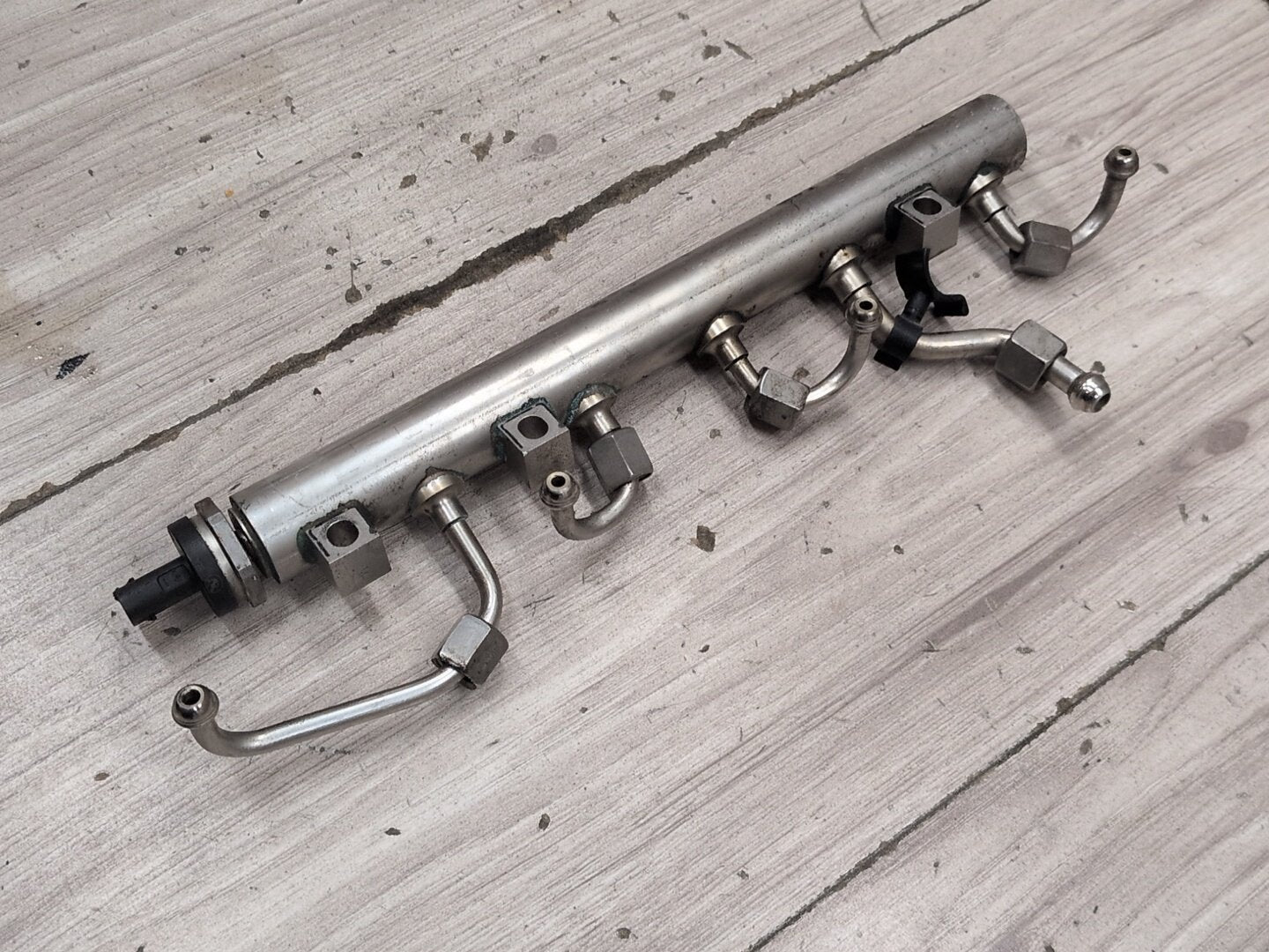 PRE-LCI OEM BMW G12 750 G30 M550 Engine N63R Right Fuel Injector Rail Lines 5-8