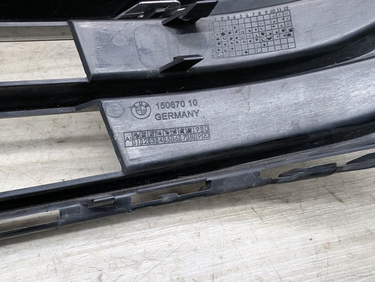 2017-2023 BMW 530i G30 Front Right Passenger Bumper Cover Grille 7385278 OEM