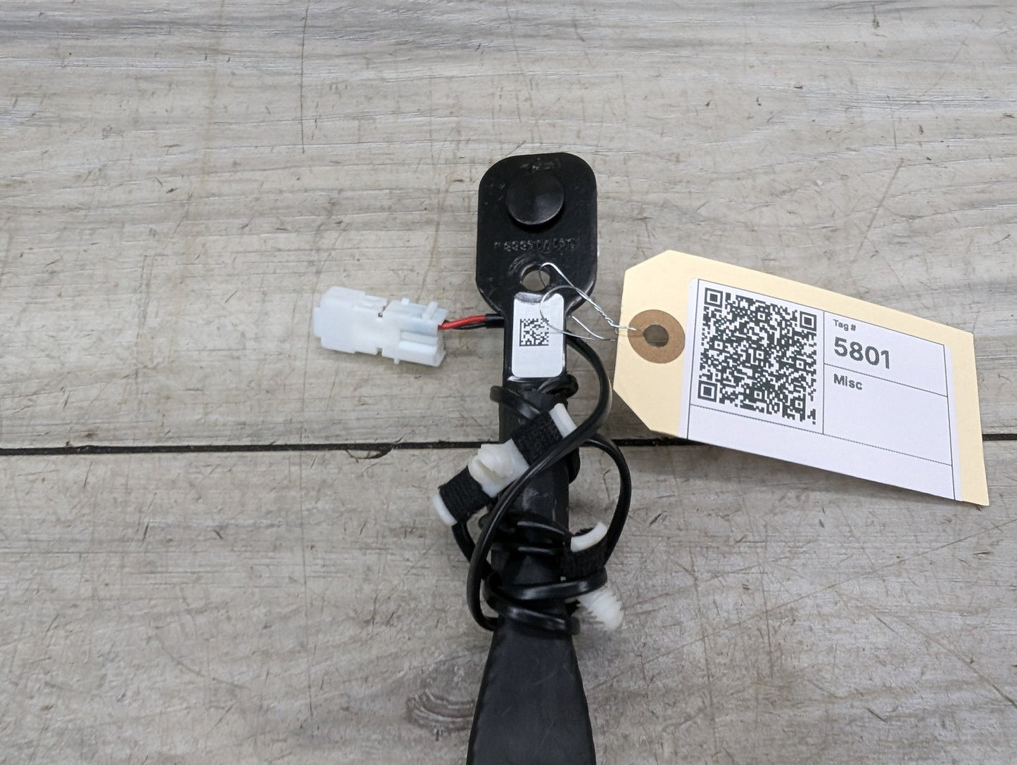 OEM BMW G11 G12 G30 G32 Front Right or Left Seatbelt Seat Belt Buckle BEIGE