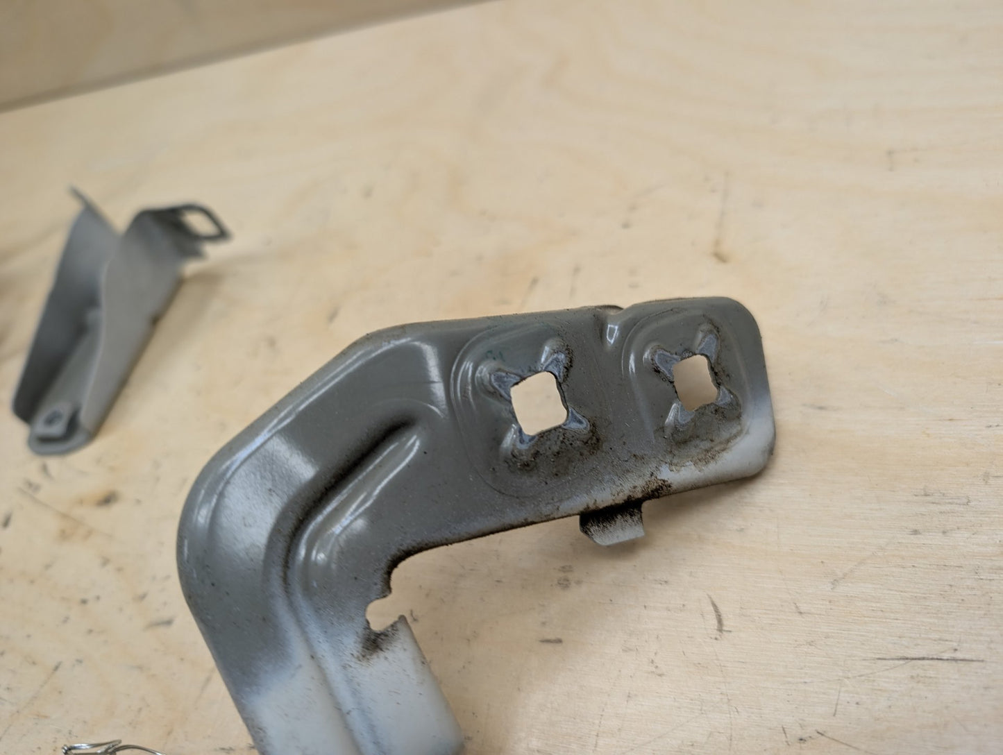 15-20 OEM BMW F80 F82 F83 M3 M4 Left Driver Fender Bracket Mount Carrier SET