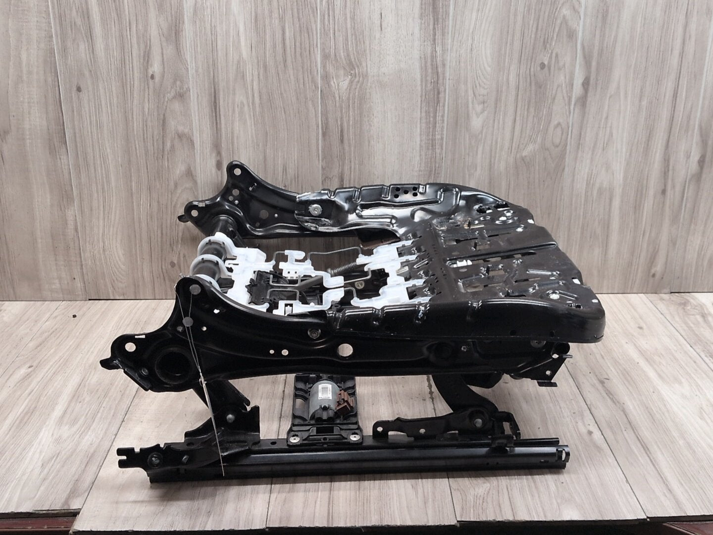 2019 - 2026 BMW X5 G05 Front Right Passenger Seat Lower Track Frame Assembly 7459218 N63B44M3