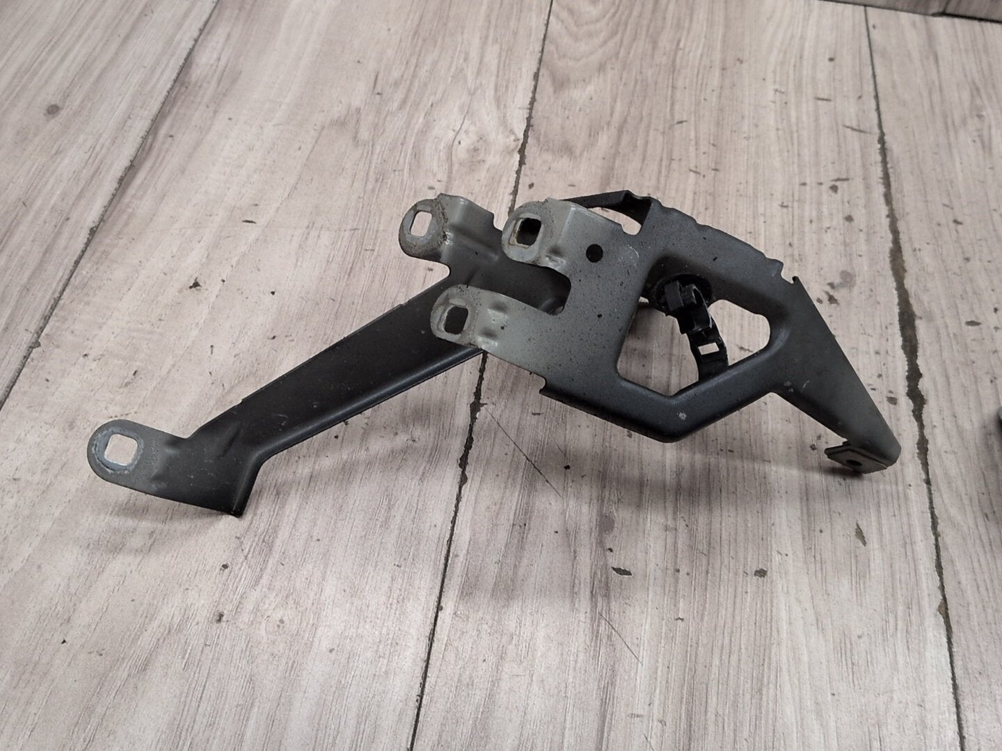 2012-2018 BMW M6 F06 Front Right Passenger Fender Brackets SET 7230584