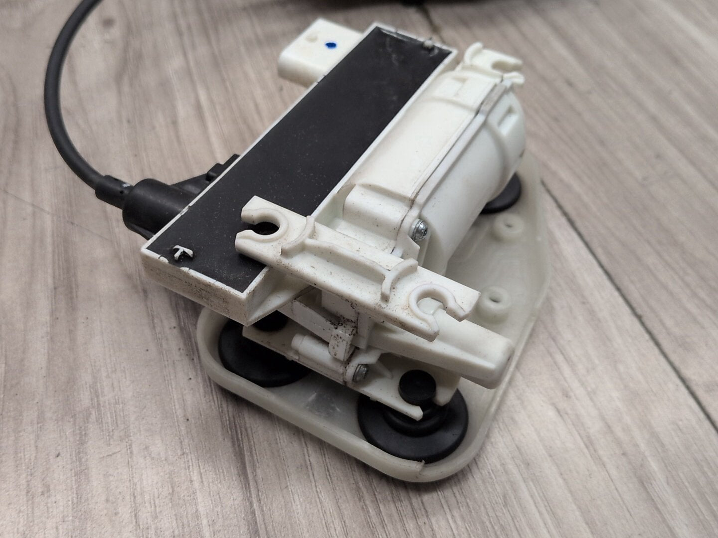 2019 - 2026 BMW X5 G05 Front Right Passenger Door Latch Lock Actuator 7477702 N63B44M3