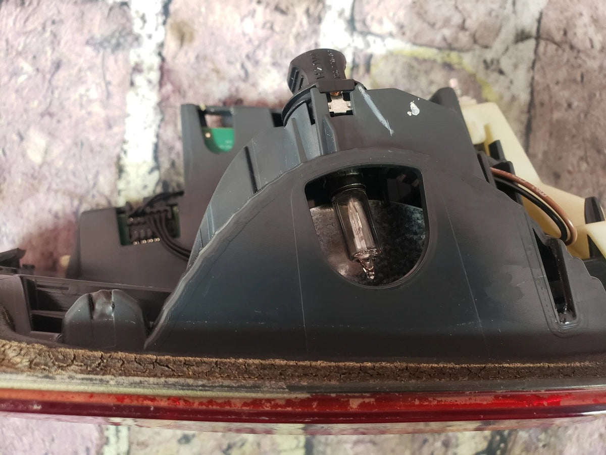 BMW 16-18 F30 RIGHT Tail Light Decklid Mount LCI