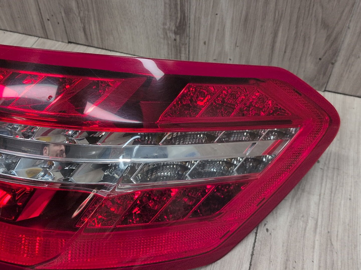 2009-2012 Mercedes-Benz E550 W212 Rear Right Passenger Outer Tail Light A2129060858 OEM