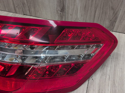 2009-2012 Mercedes-Benz E550 W212 Rear Right Passenger Outer Tail Light A2129060858 OEM