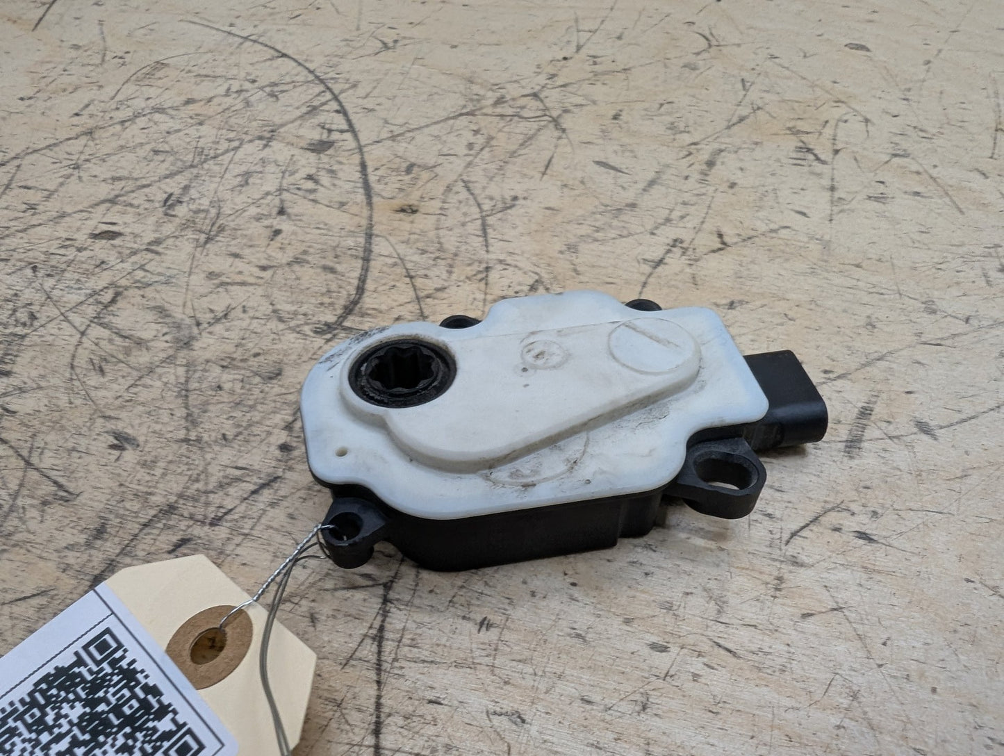 2010-2017 BMW 535i GT xDrive F07 Front Bumper Radiator Air Flap Shutter Motor Actuator 7193168 OEM
