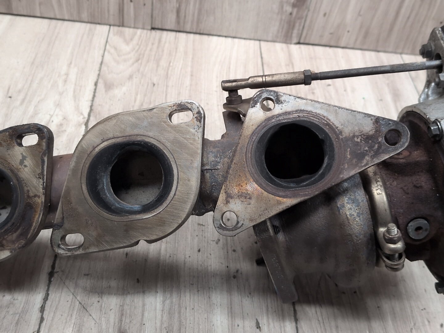 09-12 Mercedes-Benz W212 E550 M278 LEFT Engine Motor Turbo Charger w/ Manifold