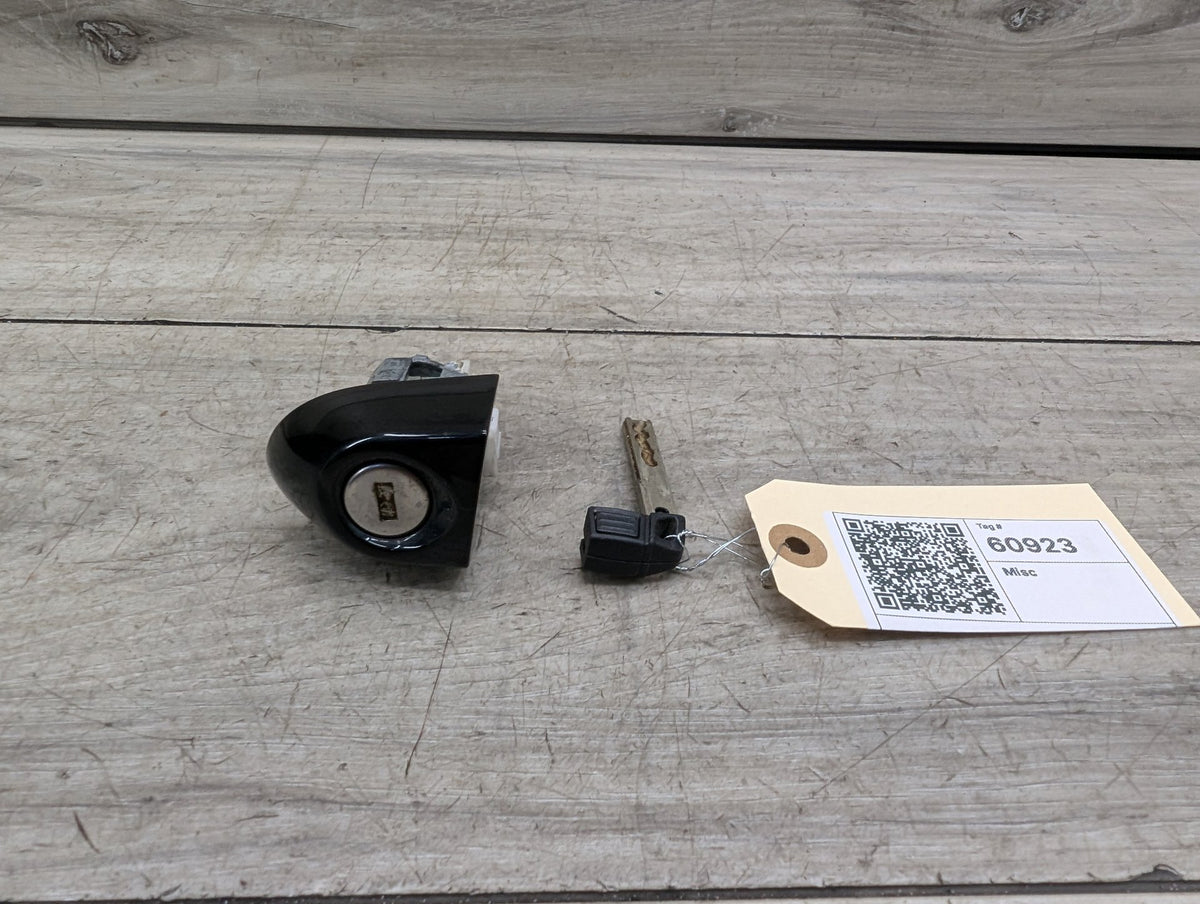 2008-2013 BMW 128i E82 Front Left Driver Key Lock Mechanism w/ Key 7161429 OEM