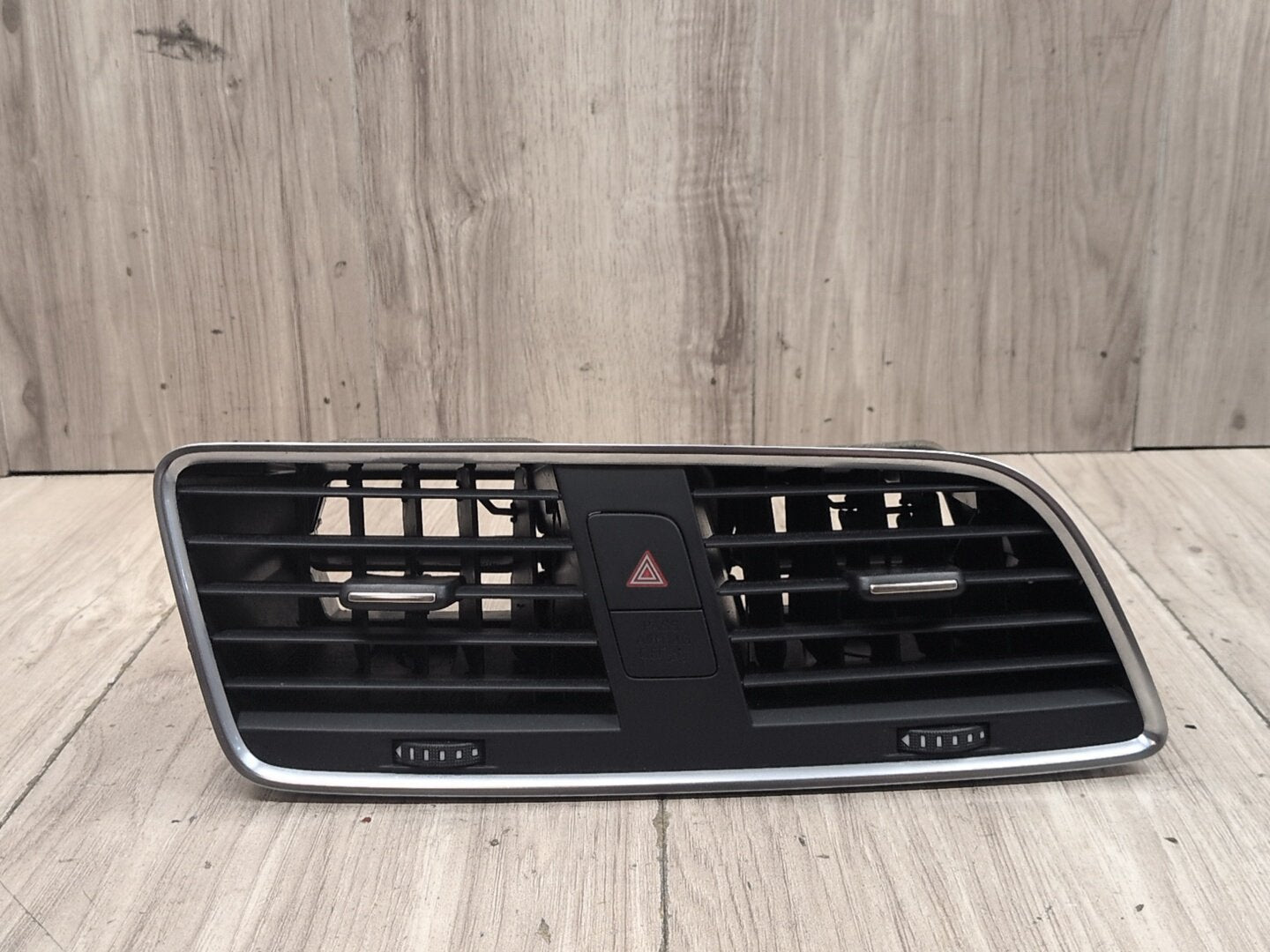 2015-2018 Audi Q3 8U Dashboard Dash Board Middle Center Air Vent 8U1820951C