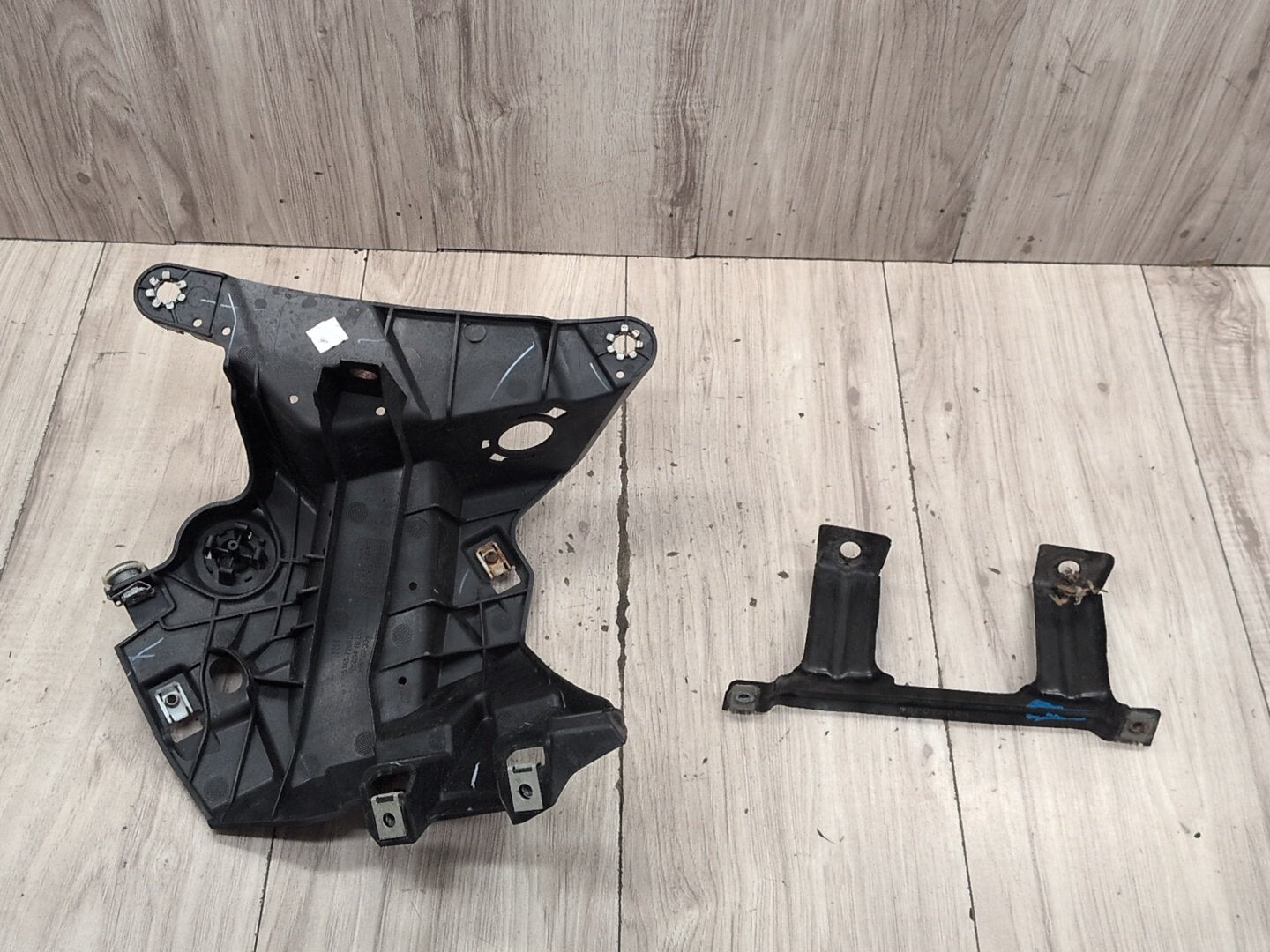 OEM BMW F15 F16 F85 X5 X6 Front Right Passenger Fender Mount Support Brackets