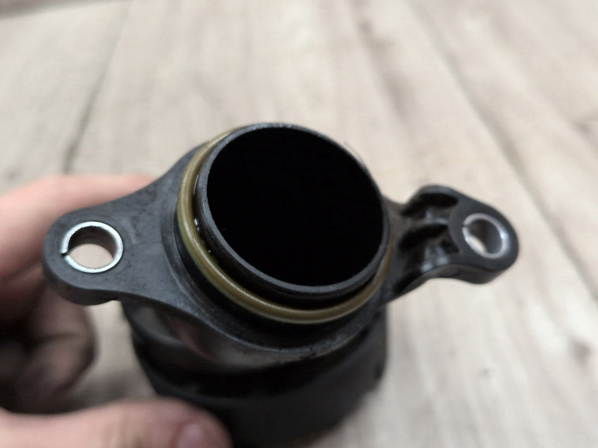 16-19 OEM BMW G12 G30 M550 750 N63R Engine Oil Filler Neck