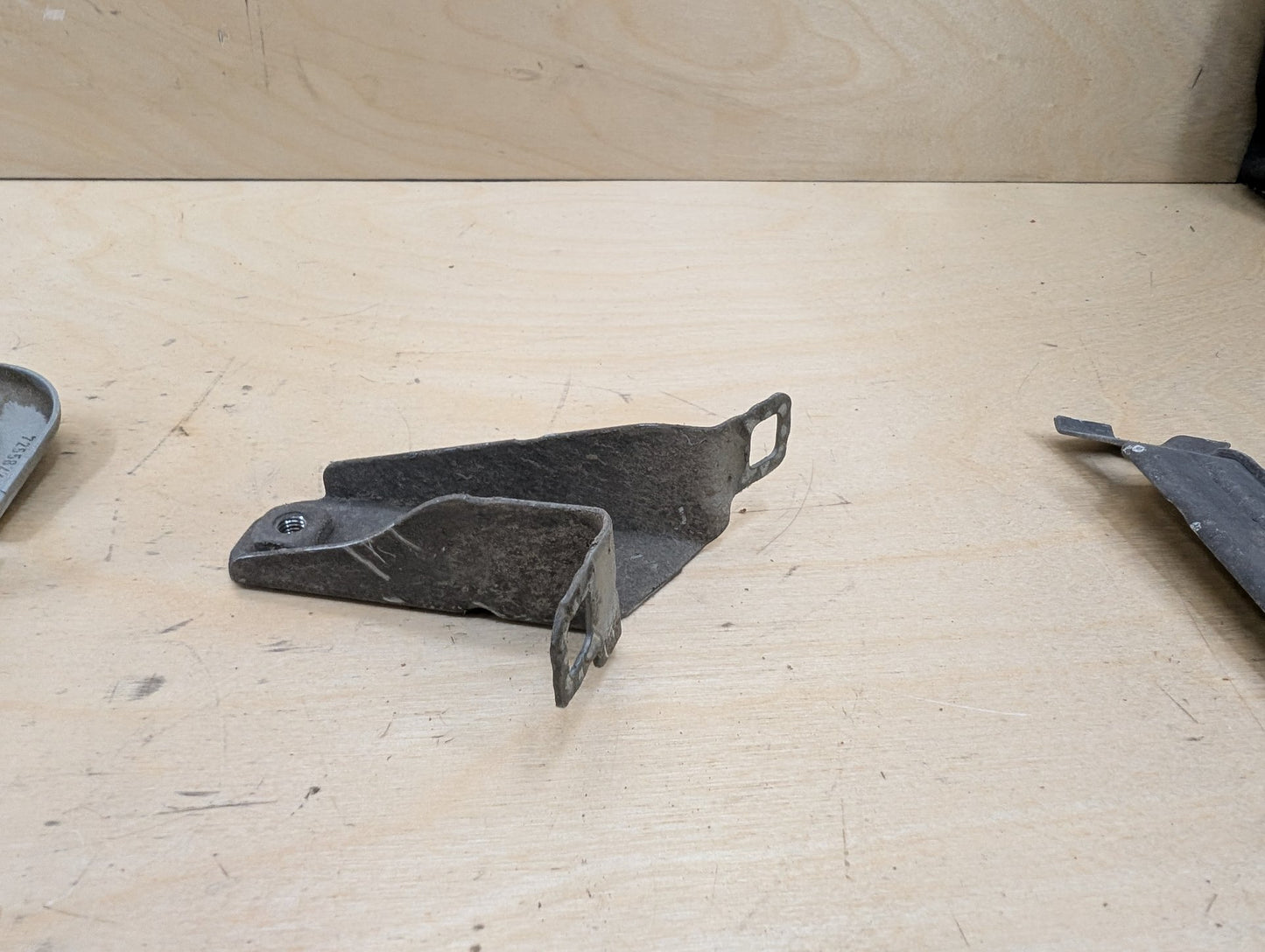 15-20 OEM BMW F80 F82 F83 M3 M4 Left Driver Fender Bracket Mount Carrier SET