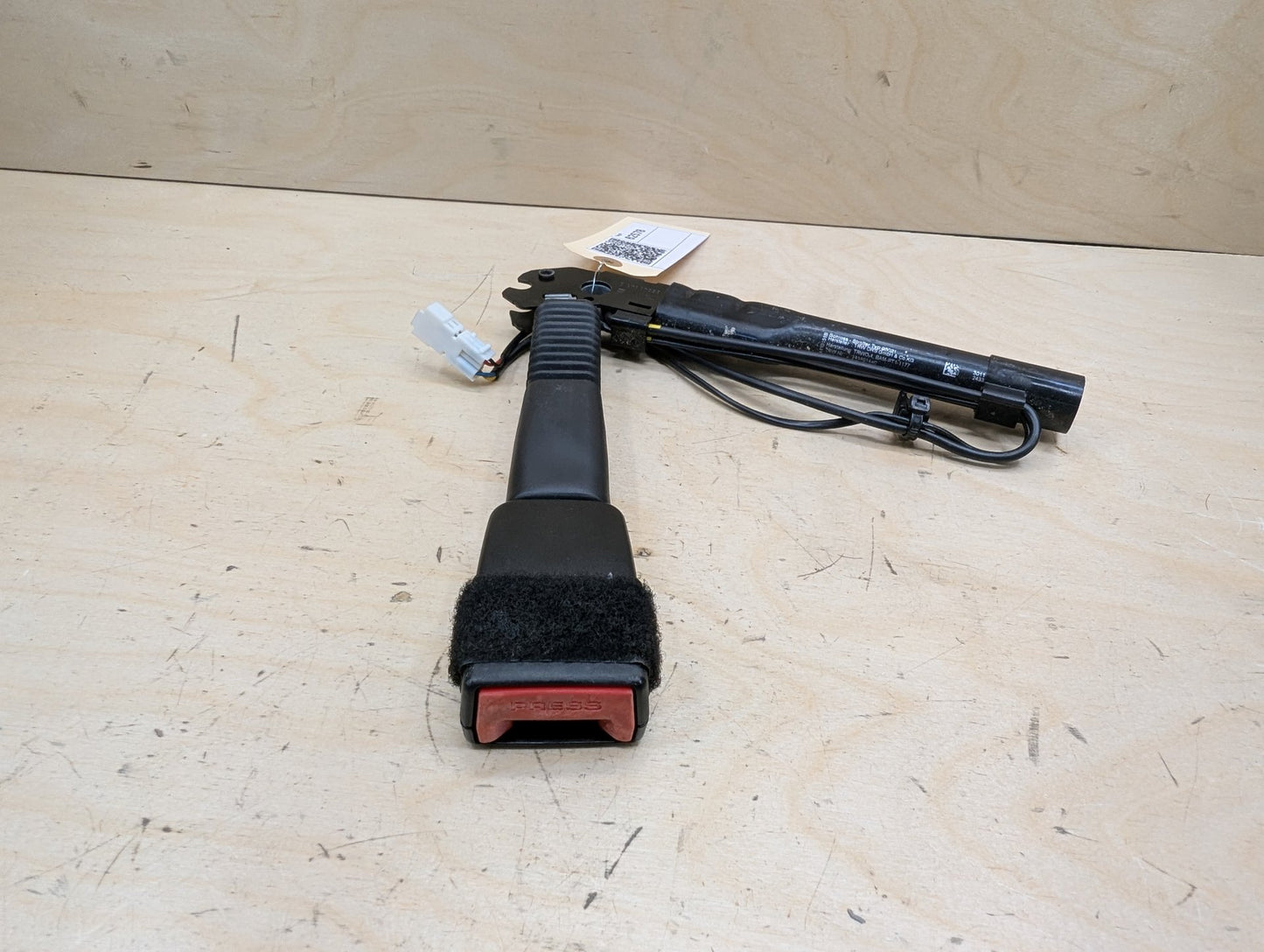 OEM BMW F30 F32 F36 F80 F82 F87 Front Right Passenger Seat Belt Buckle Tensioner