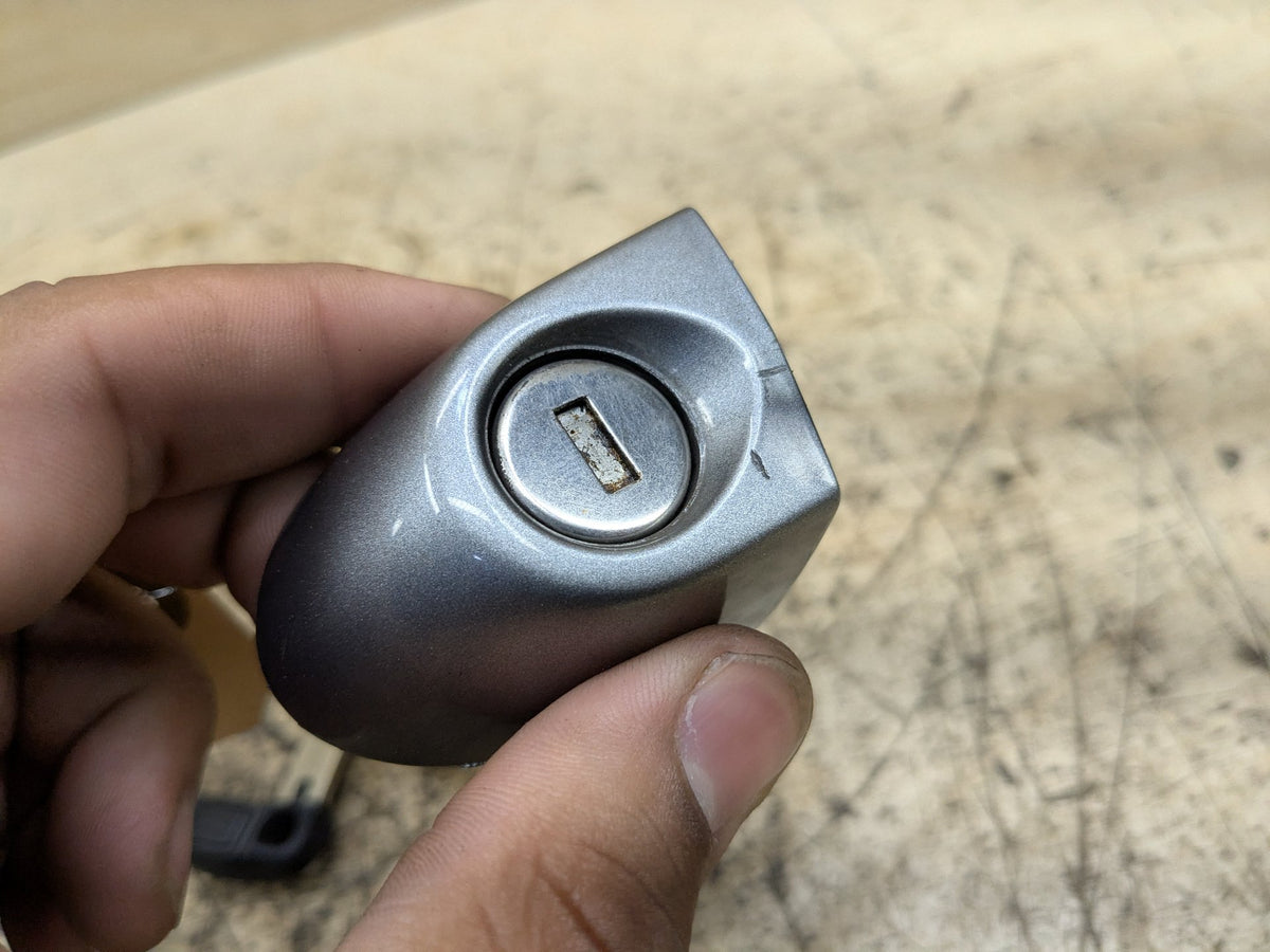 2008-2013 BMW 135i E88 Front Left Driver Key Lock Mechanism w/ Key 7161429 OEM
