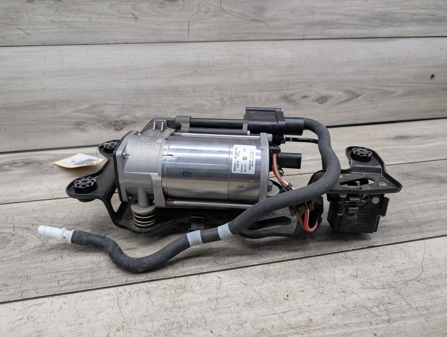 2014 - 2018 BMW X5 F15 Air Suspension Compressor Pump 6875177 N63B44O1