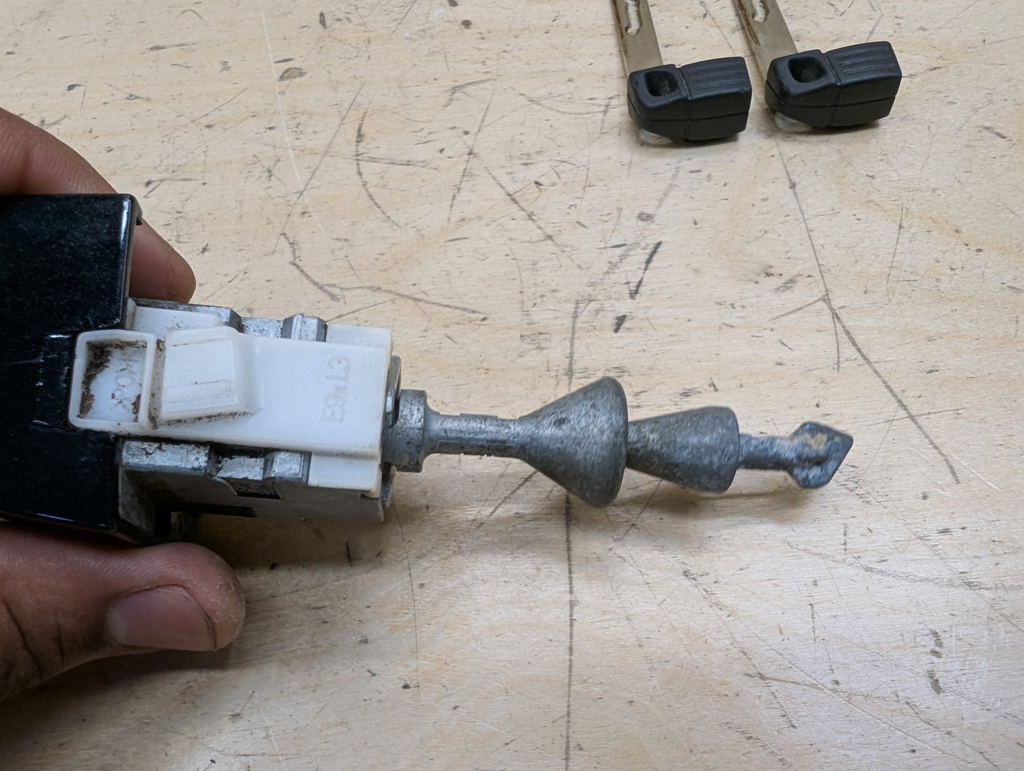 2006-2011 BMW 328i E90 Front Left Driver Key Lock Mechanism w/ Key 7162427