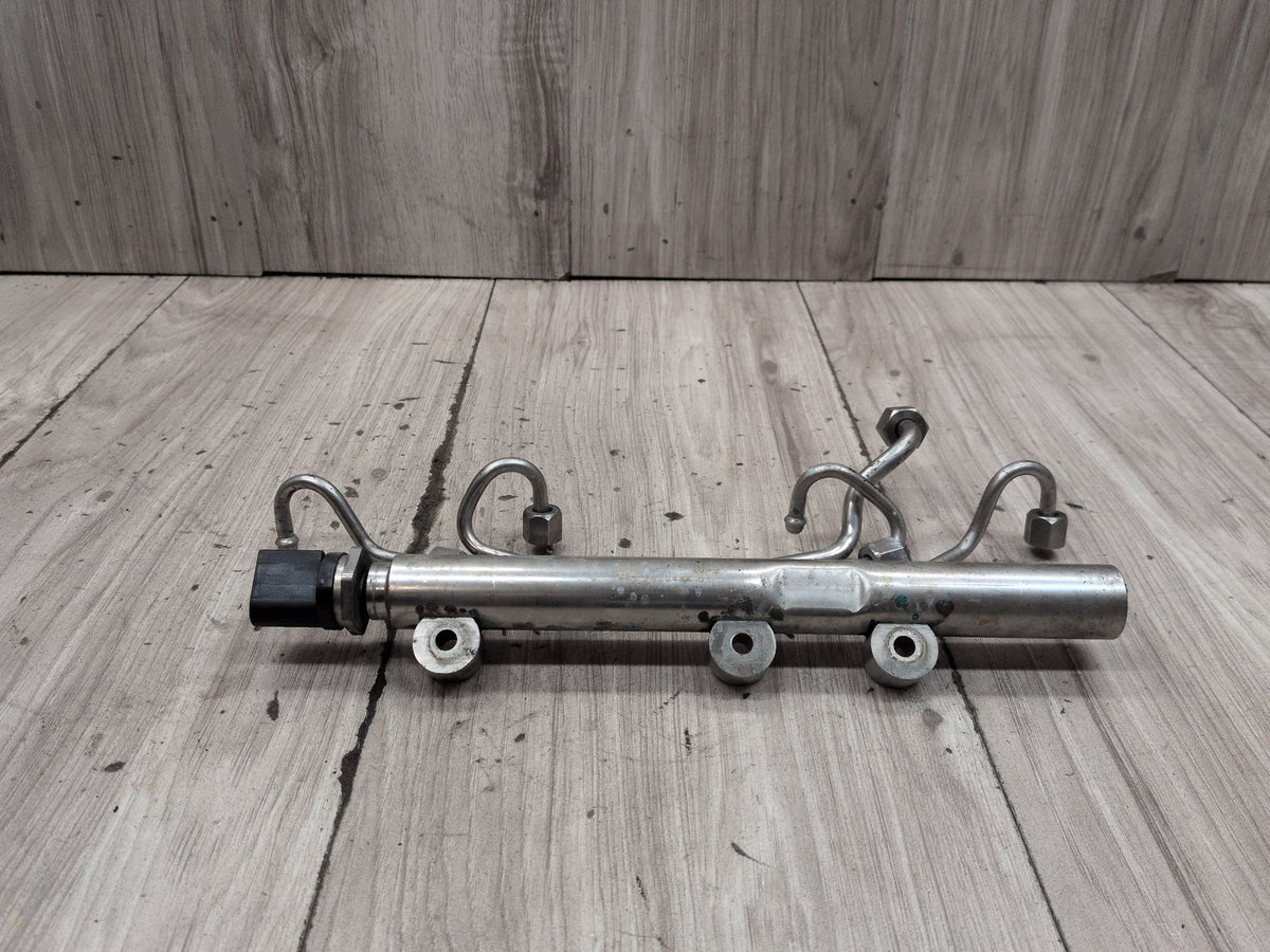2011-2016 BMW F10 M5 S63B44T0 Engine Motor Fuel Injector Rail Line 8649320