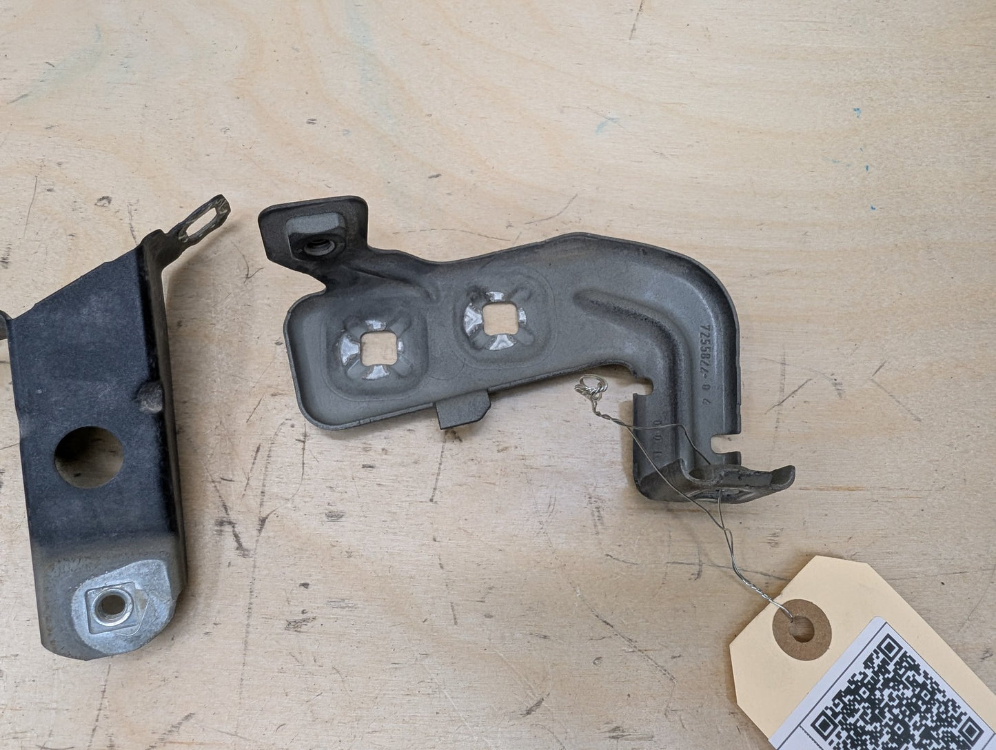 15-20 OEM BMW F80 F82 F83 M3 M4 Left Driver Fender Bracket Mount Carrier SET
