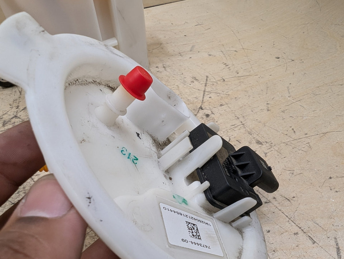 OEM BMW G20 G22 G23 G26 G42 330 M340 430 M440 Gas Tank Mounted Sending Fuel Pump