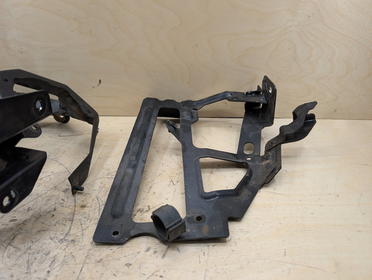 2011-2017 Audi RS5 8T Radiator Lower Mounting Brackets SET 8K0121259 OEM