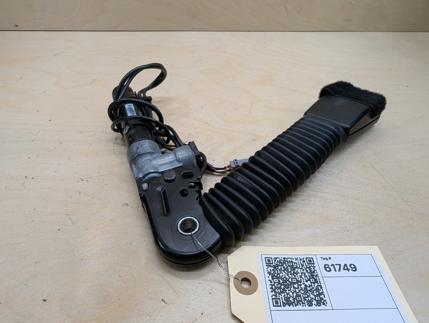 07-13 OEM BMW E93 328 335 M3 Front Right Passenger Side Seat Belt Buckle Tensioner