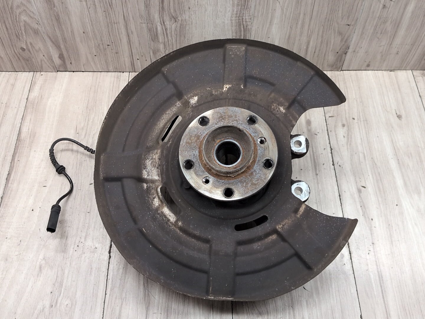 2012-2018 BMW M6 F06 Rear Left Driver Spindle Knuckle w/ Bearing 2284141