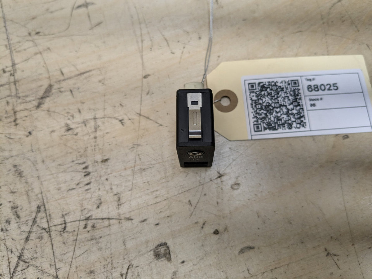 OEM BMW E60 E70 E82 E90 E92 F02 F10 F25 AUX Port USB Plug Input Jack Connector